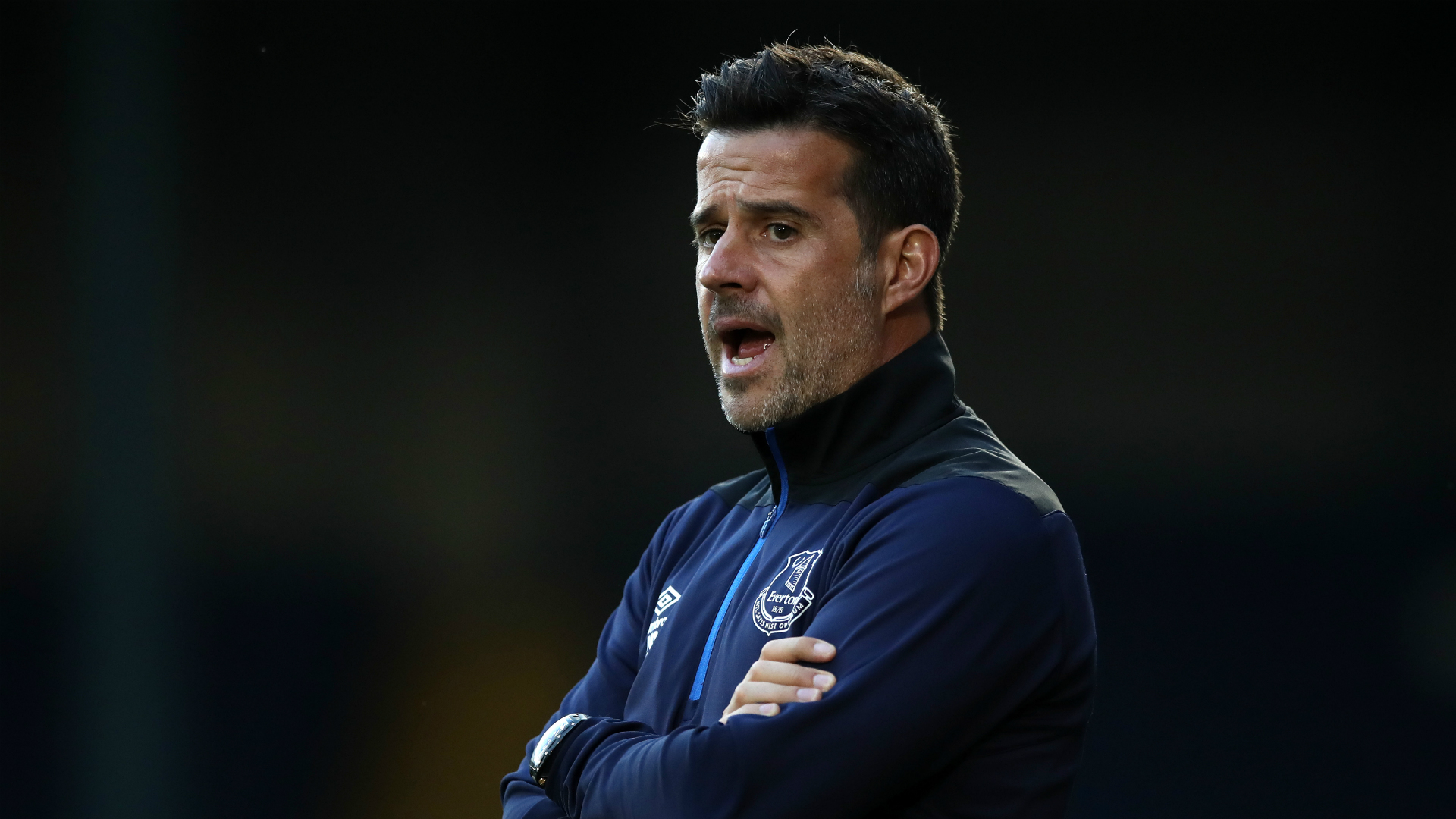 致敬传奇，大连英博主场看台打出TIFO献给退役的阎相闯.